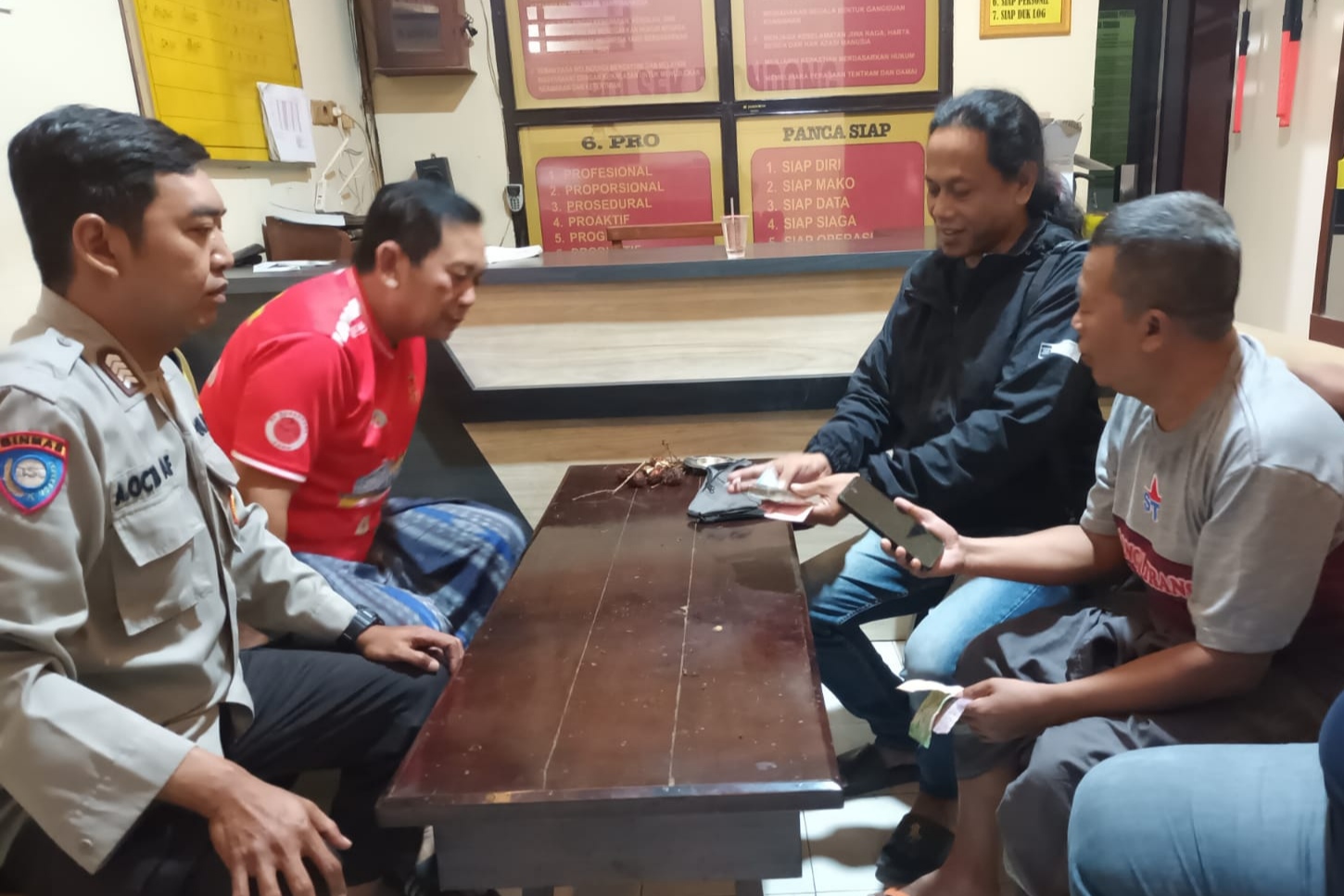 Ahmad Sumali (kanan), saat dinitrogasi di mapolsek Brondong setelah kedapatan bermain judi togel online (ist. / rdrlmg)