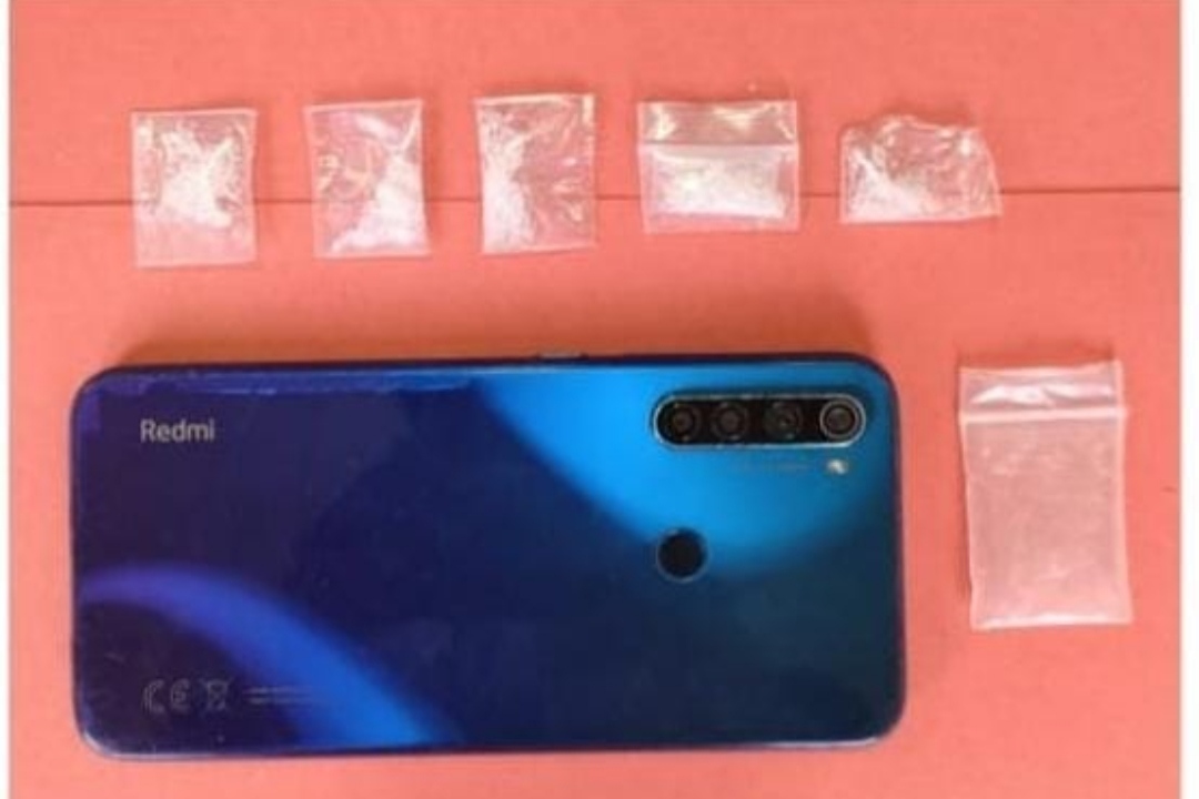 BARANG BUKTI: Beberapa klip sabu dan satu hanphone yang diamankan dari tersangka Yusuf Abdullah. (Ist. / rdrlmg)