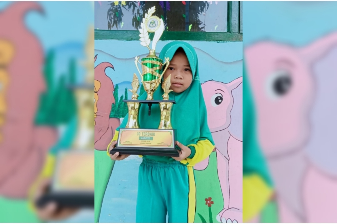 Suka pinjam buku di Sekolah, terutama yang ada gambarnya (istimewa)