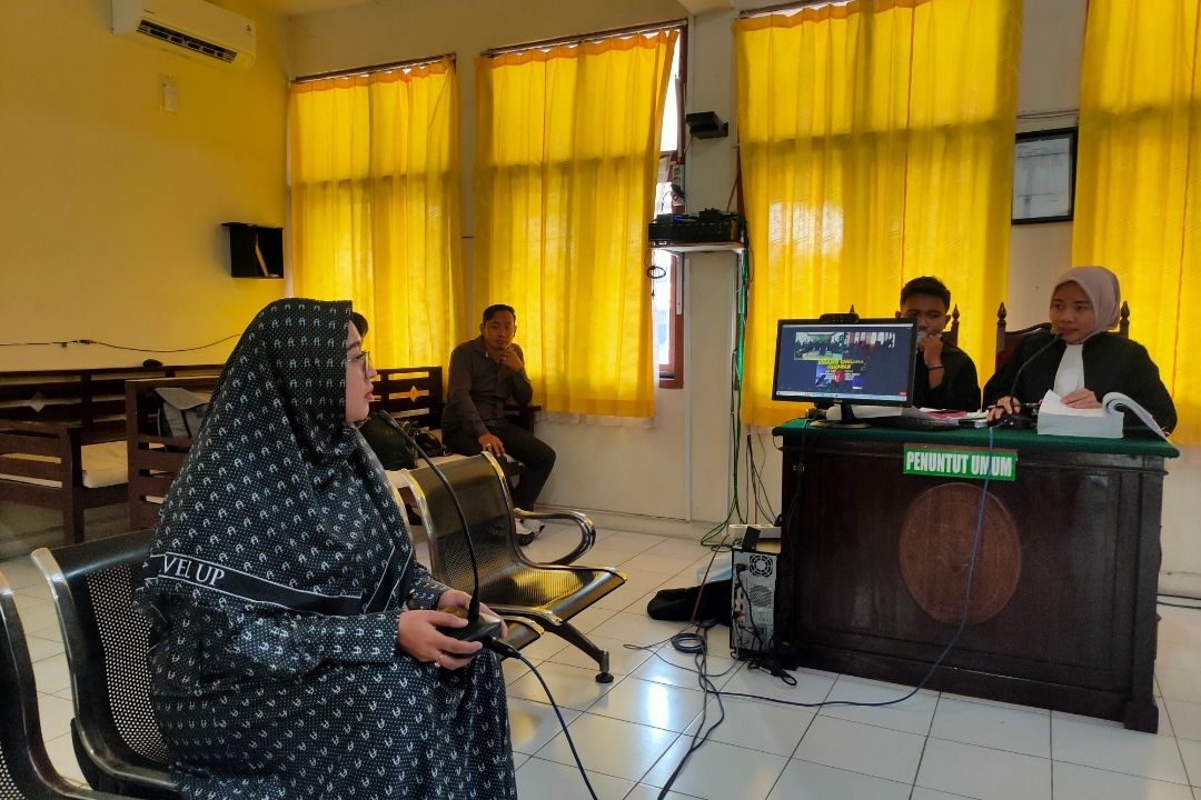 JADI SAKSI: Perwakilan dari developer Perumahan Vrefita Prasinta Dewi saat memberikan keterangan dalam sidang berkas kedua terdakwa owner investasi bodong, Samudra Zahrotul Bilad. (Ist. / rdrlmg)