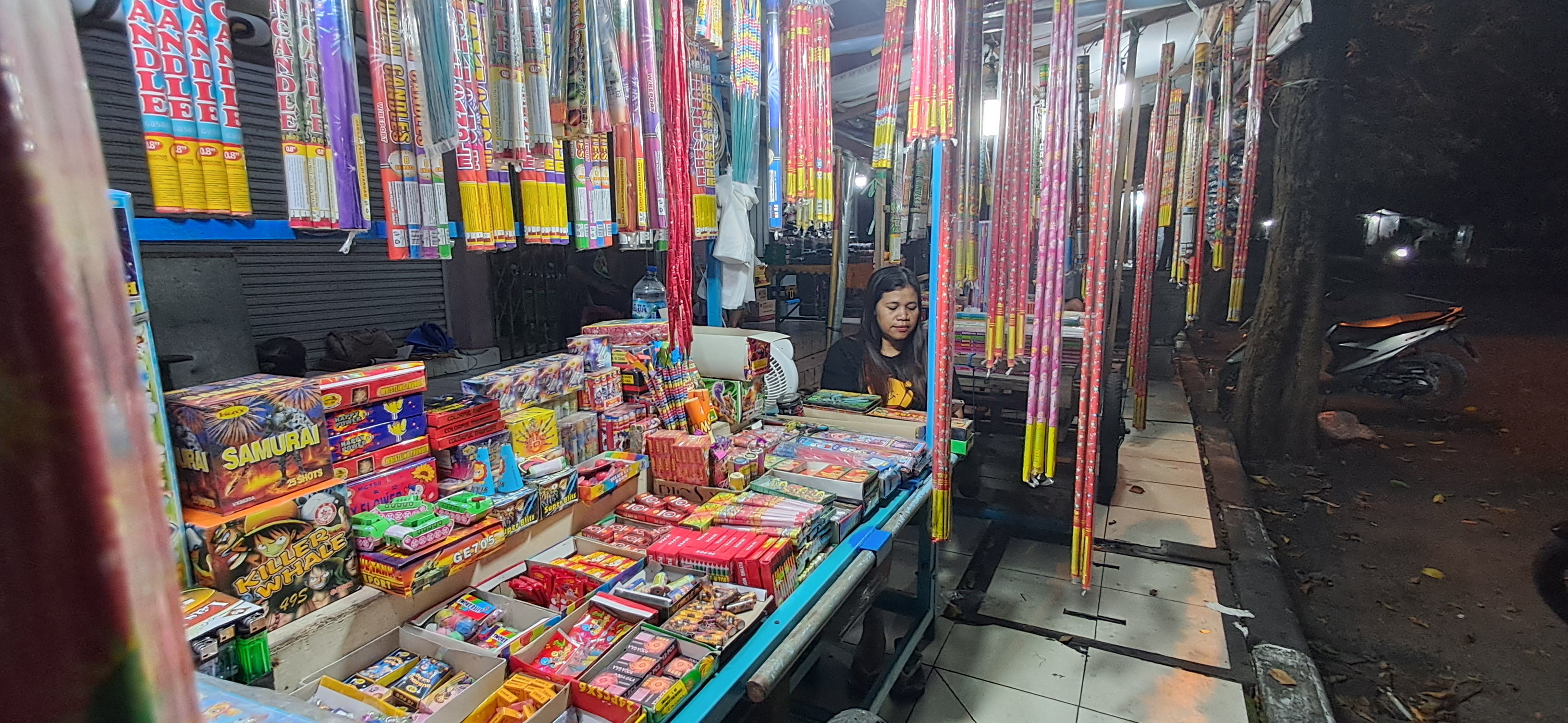 MUSIMAN: Penjual kembang api di di Jl KH Hasyim Ashari Lamongan. (GAMAL A/RDR.LMG)