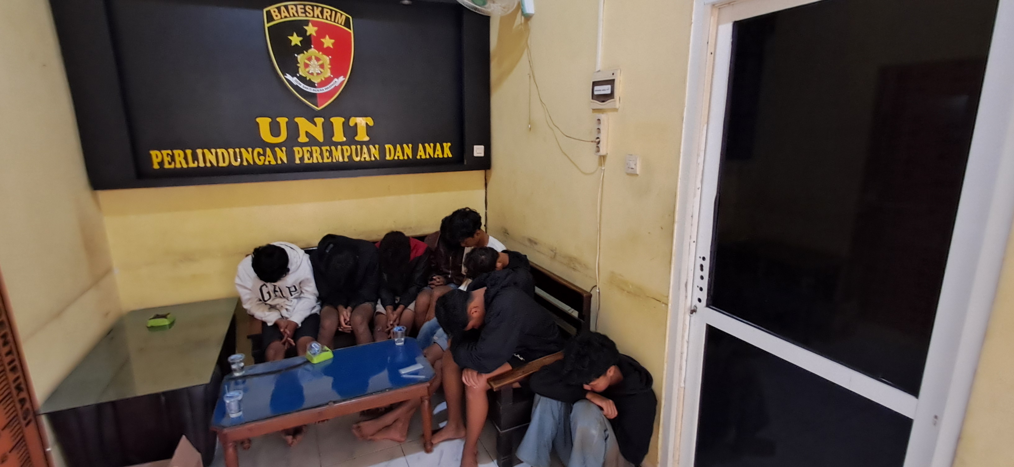TERTUNDUK MALU : Sembilan Remaja yang tantang dua anggota Polres Lamongan (IST/RDR.LMG)