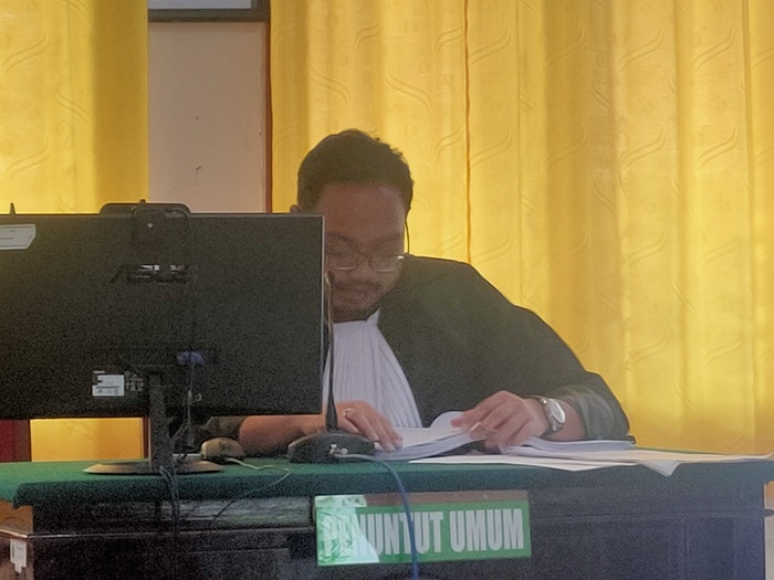 TELITI BERKAS: Jaksa Penuntut Umum Akhmad Reza Indrawan menuntut tiga terdakwa kasus sabu dengan ancaman maksimal 20 tahun penjara. (IST/RDR.LMG)