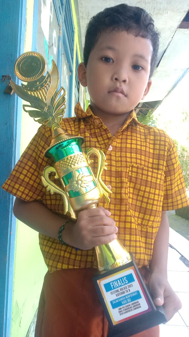 SUKA AYAM GORENG: Muhammad Azriel Syahreza membawa piala finalis Festival Kolase 2023. (IST/RDR.LMG)