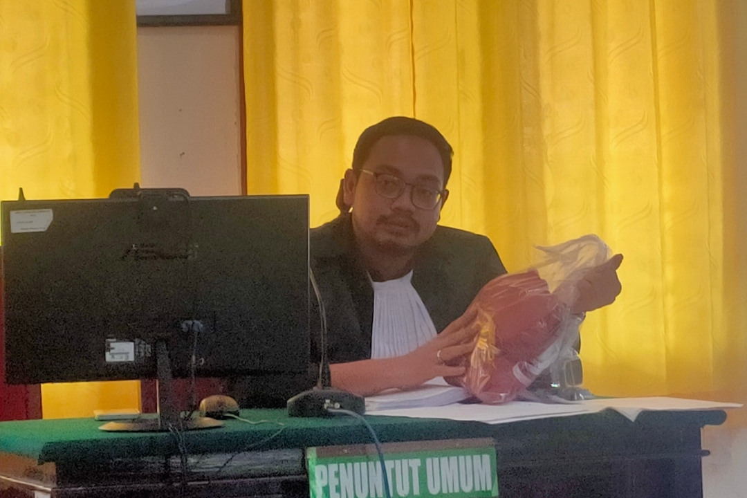 HADIRKAN SAKSI AHLI: JPU mengungkap bukti jika produk kosmetik yang diedarkan oleh Endang Astuti berbahaya untuk kesehatan kulit. (Ist. / Rdrlmg)