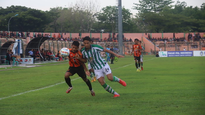 Persibo ketika melakukan pertandingan uji coba melawan Deltras fc (Yuan Edo/RDR.BJN)