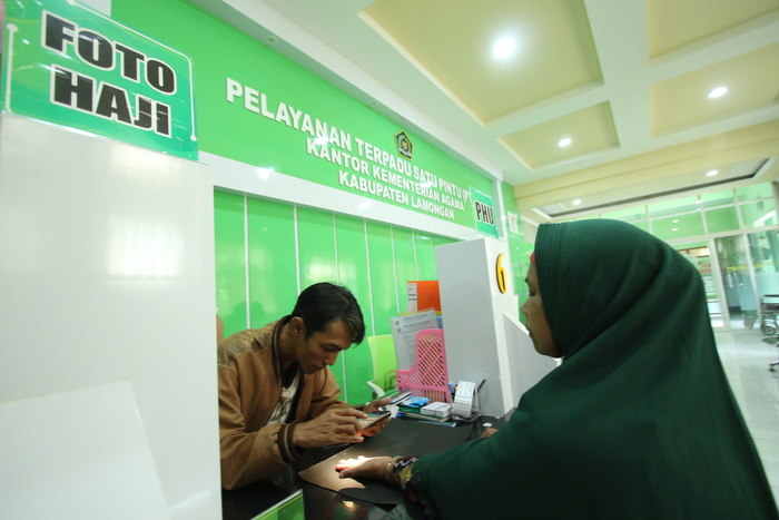 SIAP BERANGKAT HAJI: CJH yang melakukan perekaman di kantor kemenag. (ANJAR DWI P/RDR.LMG)