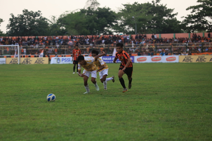 KEJAR BOLA : Persibo ketika melawan Persatu dalam pertandingan liga 3 Jatim (Yuan Edo/RDR.BJN)
