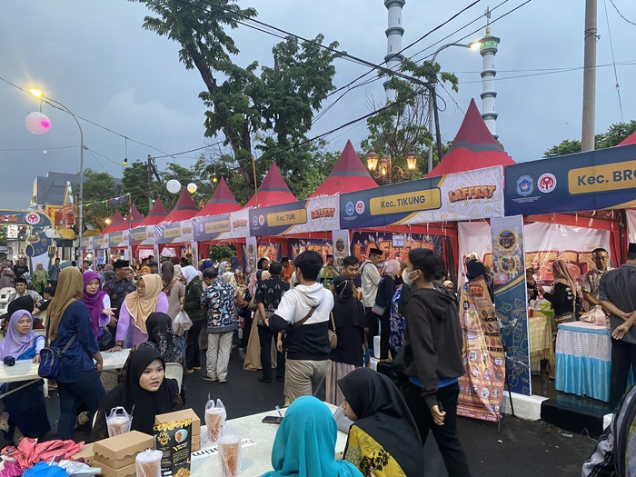 MERIAH: Ragam kuliner produk UMKM dari Dinas Koperasi dan Usaha Mikro disajikan dalam Lamongan Food Festival and Ramadan Fashion Parade (LAFFEST) di halaman Pemkab Lamongan Jumat. (MERY/RDR.LMG)