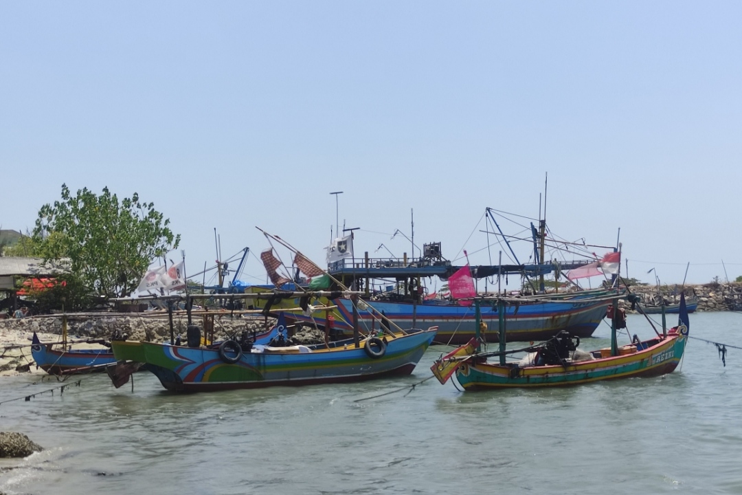 BELUM NORMAL: Cuaca di perairan laut Pantura Lamongan masih berpotensi terjadi angin kencang dan gelombang tinggi. (Anjar. / rdrlmg)