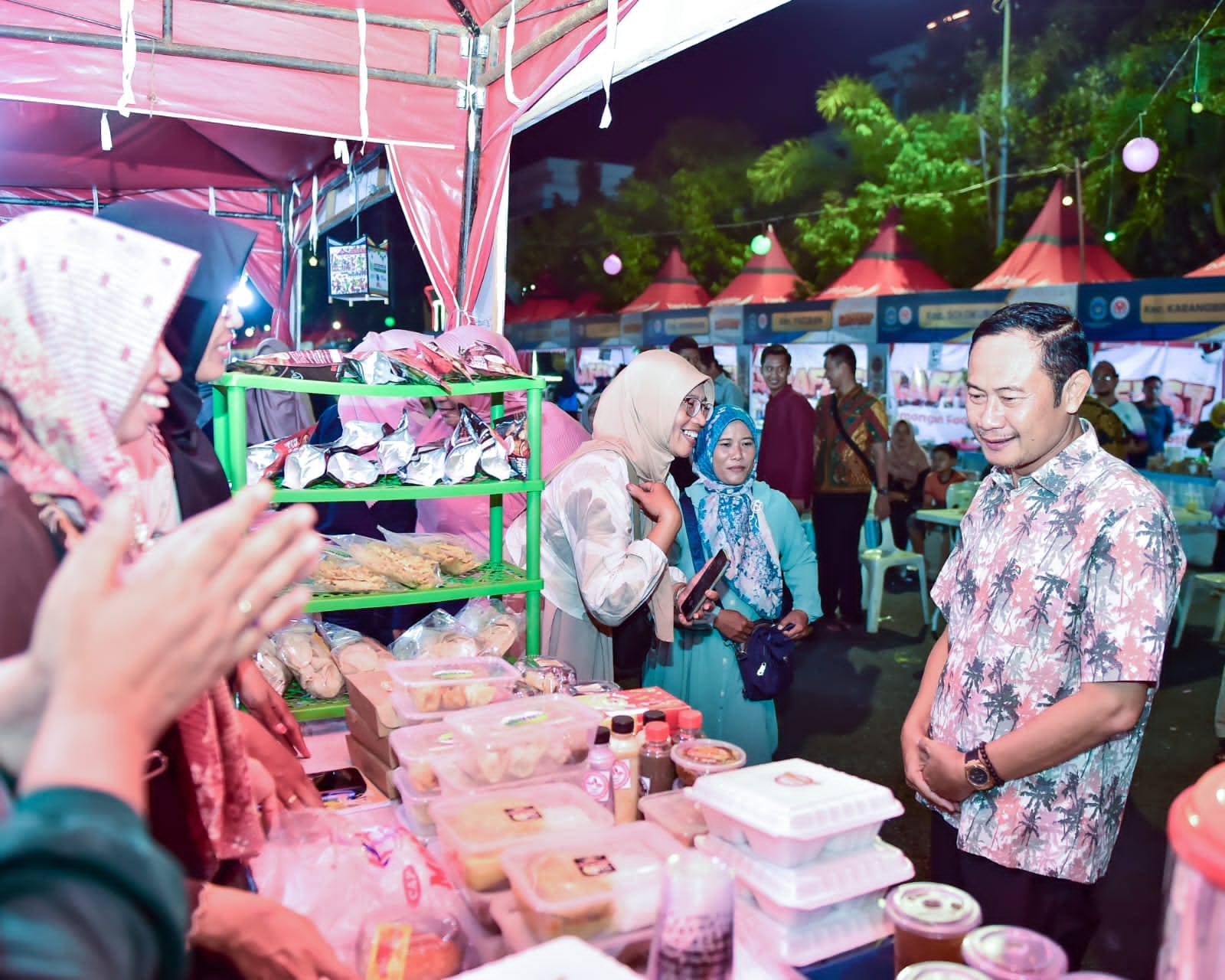 TINJAU STAN: Bupati Yes di salah satu stan kecamatan yang menyajikan produk unggulan UMKM. (PROKOPIM/RDR.LMG)