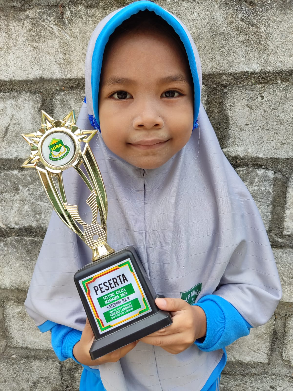 INGIN JADI PELUKIS: Naura Azkiya Hermawan membawa piala finalis Festival Kolase Mamamia 2024. (IST/RDR.LMG)