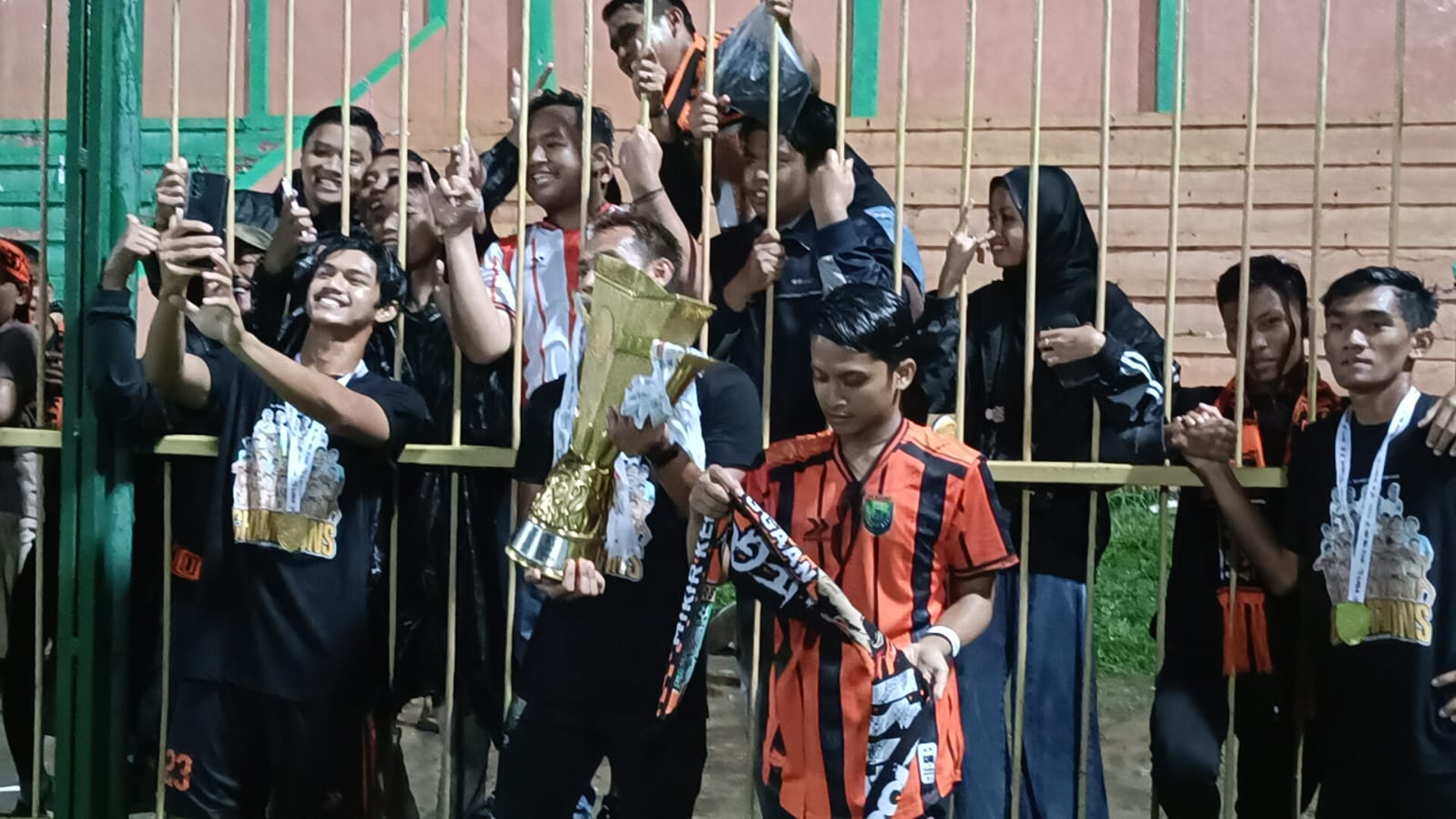 TARGET LIGA 2 : BEBERAPA PEMAIN PERSIBO KETIKA FOTO BERSAMA SUPORTER SAMBIL MENGANGKAT PIALA SETELAH MENJUARAI LIGA 3 JATIM. (ISTIMEWA/RDR.BJN)