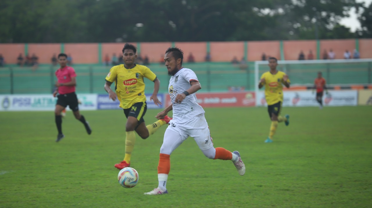 BAWA BOLA : PEMAIN PERSIBO MENGGIRING BOLA KETIKA MELAWAN PSM MADIUN PADA LAGA LIGA 3 JATIM (YUAN EDO/RDR.BJN)