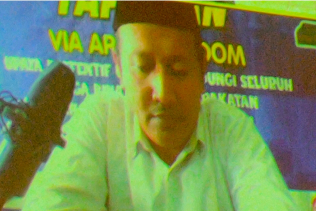 TERTUNDUK MALU: Terdakwa Afif Al Anshori meminta keringanan hukuman kepada majelis hakim setelah dituntut dua tahun penjara oleh JPU. (Ist. / rdrlmg)