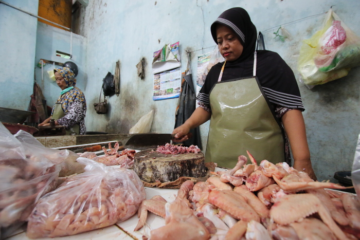 ALAMI KENAIKAN HARGA: Pedagang daging ayam di salah satu pasar tradisional. (ANJAR DWI PRADIPTA/RDR.LMG)