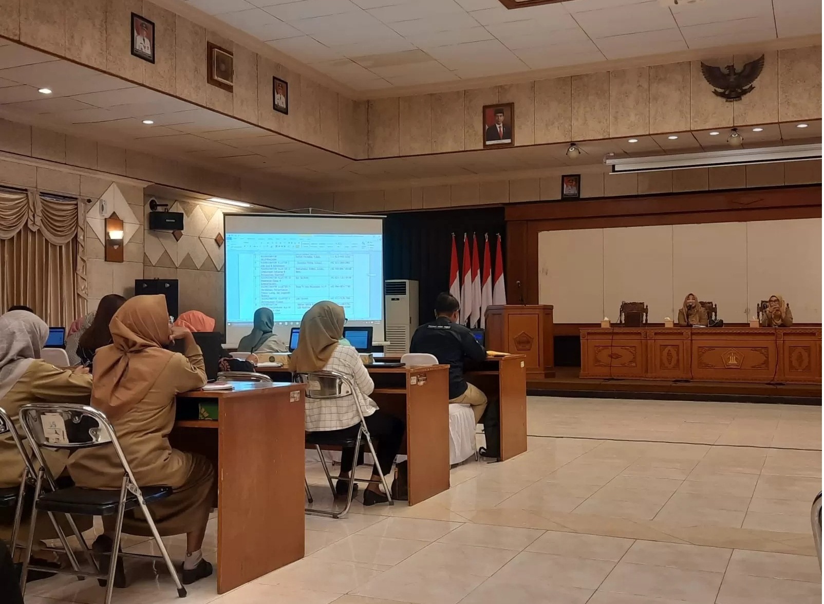 AKHIRNYA THR CAIR: PNS Pemkab Gresik yang mengikuti salah satu kegiatan OPD,akhirnya THR cair serentak senin 1 April kemarin. (Novia/Radar Gresik)