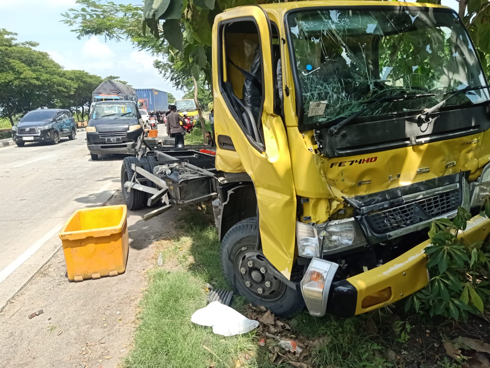 RUSAK : BAGIAN DEPAN TRUK YANG MENGALAMI KERUSAKAN SETELAH TERLIBAT KECELAKAAN BERUNTUN AKIBAT BERHENTI MENDADAK ( IST/RDR.LMG)