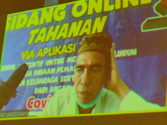 DIVONIS 14 BULAN: Nardi mendengarkan vonis majelis hakim PN Lamongan. (IST/RDR.LMG)