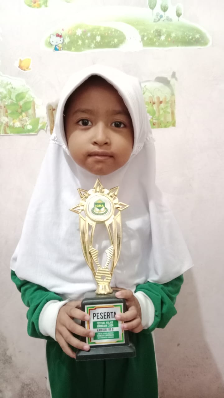 MILIKI SEPULUH BONEKA: Kinandita Almahyra Seza membawa piala finalis Festival Kolase Mamamia 2024. (IST/RDR.LMG)