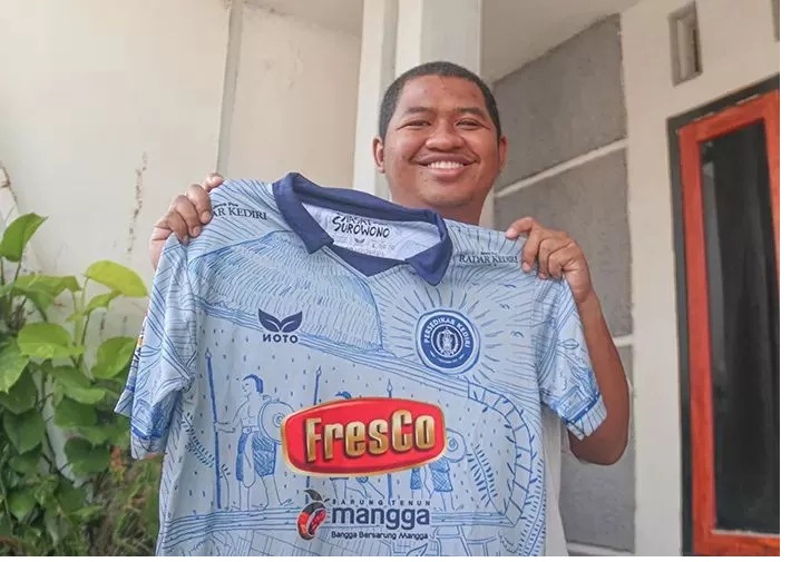 ADA NILAI SEJARAH: Kostum away Persedikab Kediri yang viral di medsos. (Radar Kediri)