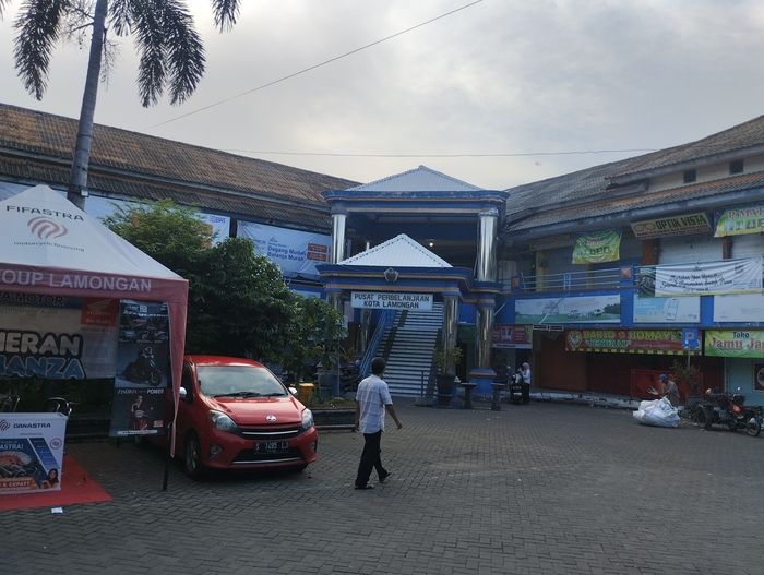 SORE TUTUP: Pasar Tingkat Lamongan dibuka pagi dan malam. (RIKA RATMAWATI/RDR.LMG)