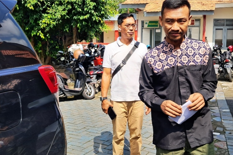 BEBAS: Herman, Napiter kasus pengeboman di Gereja Katedral Makassar Tahun 2021 saat meninggalkan Lapas Kelas IIB Lamongan, kemarin (3/4). (Gamal. A / Rdrlmg)