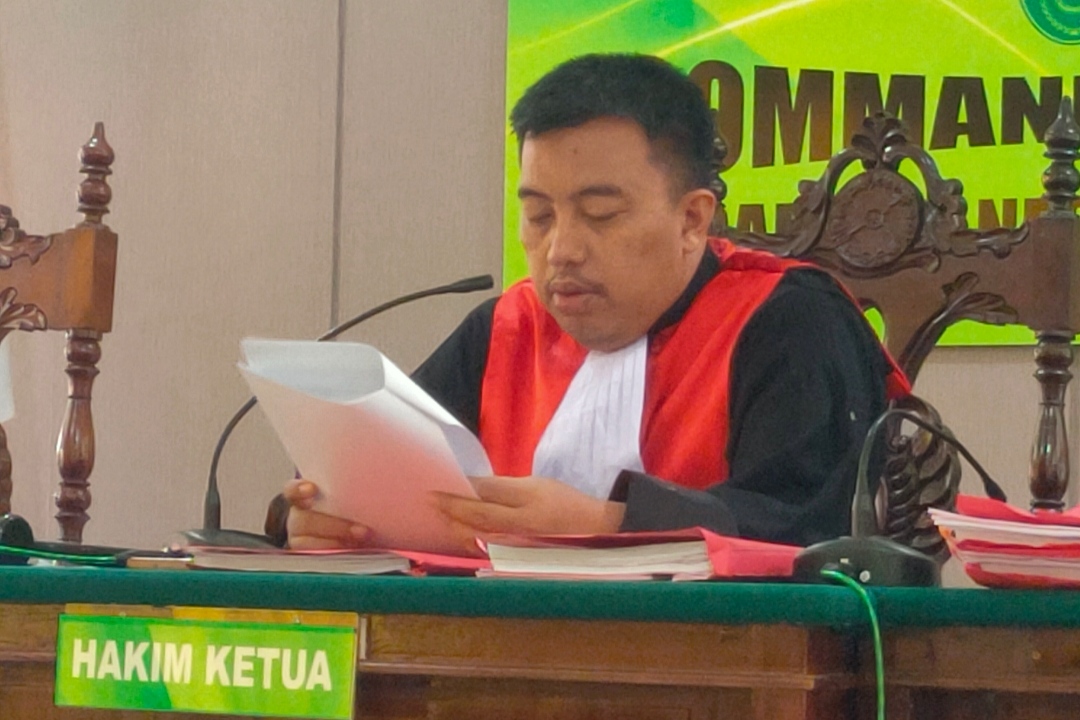 BELUM INCRACHT: Ketua Majelis Hakim PN Lamongan, Maskur Hidayat membacakan putusan terhadap terdakwa investasi bodong, Samudra Zahrotul Bilad. (Ist. / Rdrlmg)