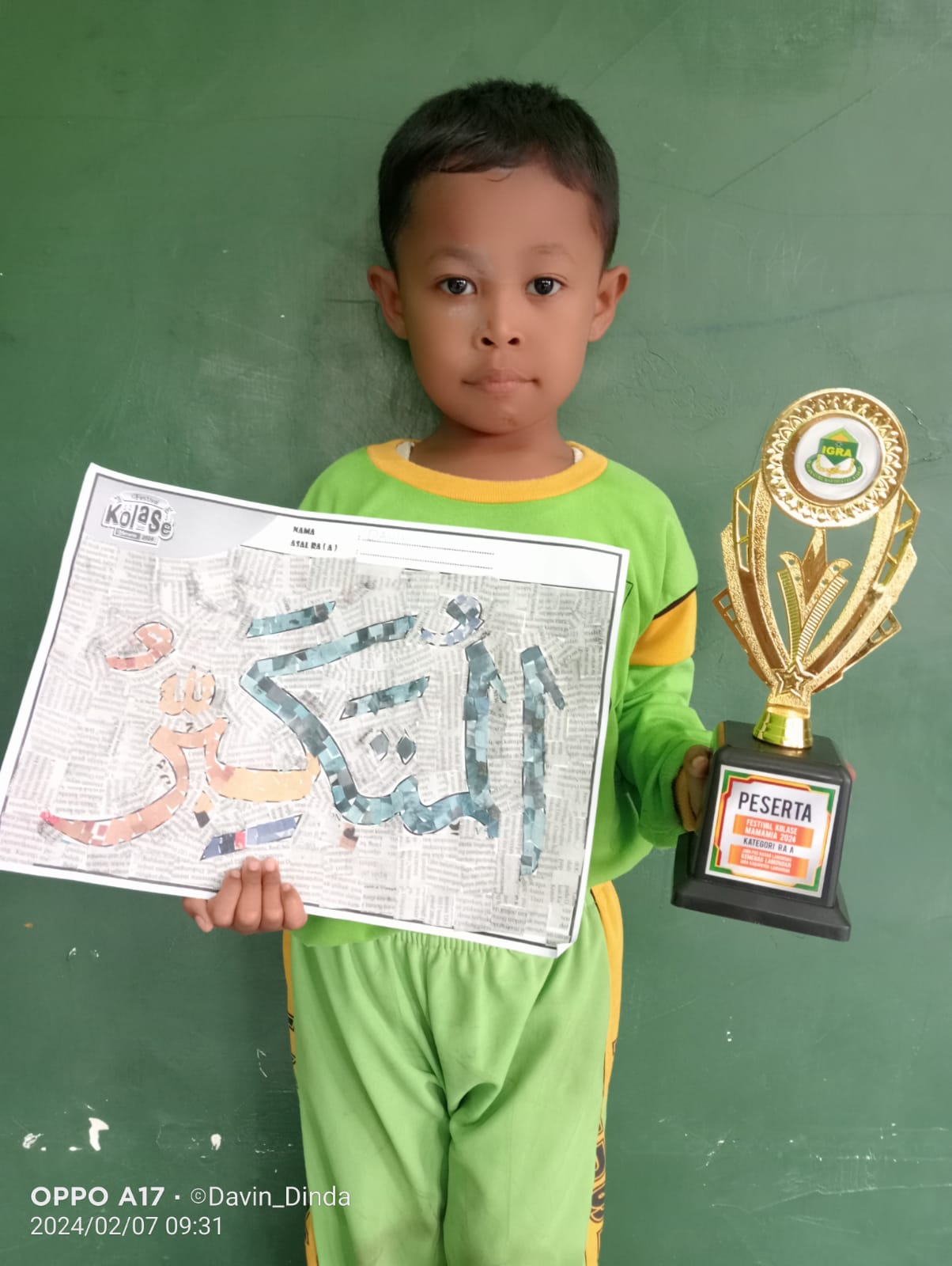 SUKA BERHITUNG: Ariendra Davin Prasetya membawa piala finalis Festival Kolase Mamamia 2024. (IST/RDR.LMG)