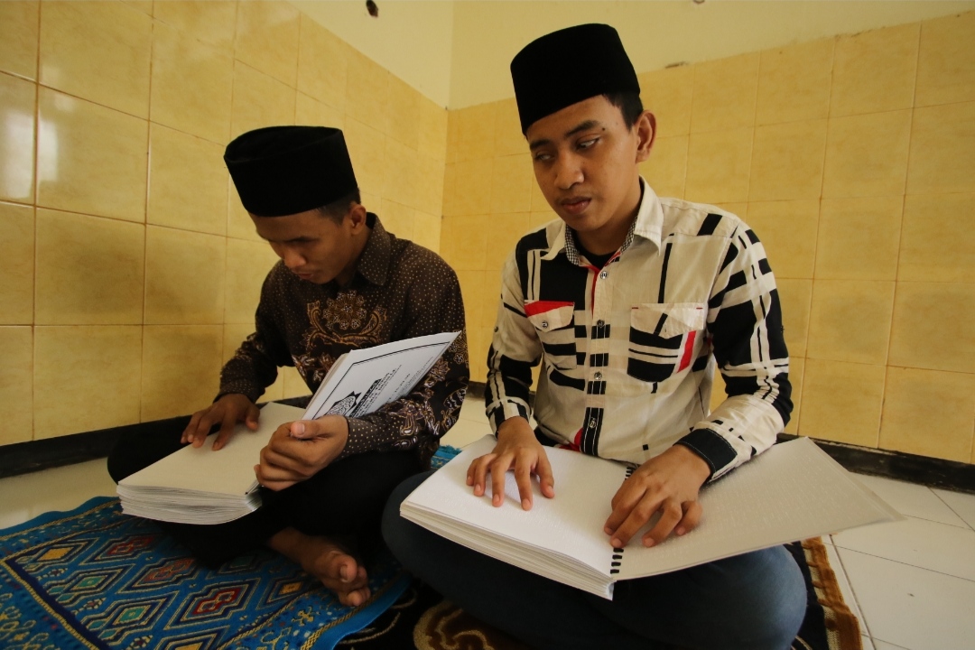 FOKUS: Ahmad Farid Dwi Saputra (baju batik) dan Sukma Manggala (baju putih) saat membaca ayat suci Alquran. (Anjar. / rdrlmg)
