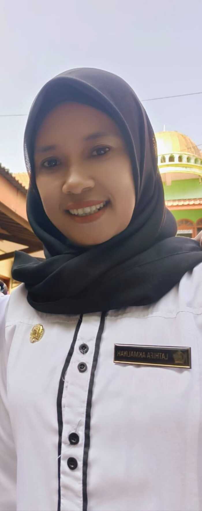 SUKA BACA BUKU: Lathifa Akmaliyah, S. Pd. M.Pd (IST/RDR.LMG).