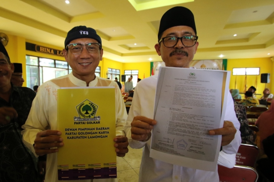 MULAI BERGERAK: Ketua DPD Partai Golkar Lamongan, Kacung Purwanto menunjukkan surat perintah DPP Partai Golkar, untuk mengusung kembali Yuhronur Efendi di Pilkada mendatang. (Anjar. / Rdrlmg)