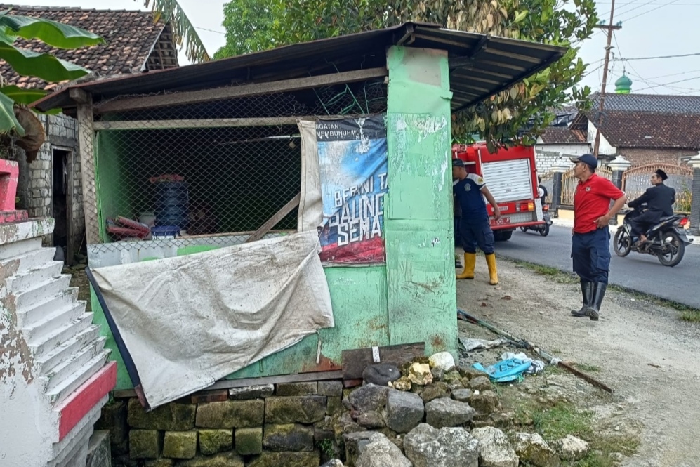 CEPAT DIPADAMKAN: Petugas kepolisian mengecek warung bakso usai mengalami kebakaran. (Ist. / Rdrlmg)