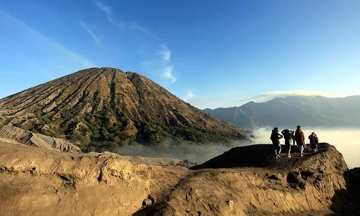CATAT TANGGAL PENUTUPANNYA: Sejumlah pengunjung menikmati keindahan alam di kawasan Gunung Bromo beberapa waktu lalu. (Zainal Arifin/Radar Bromo).