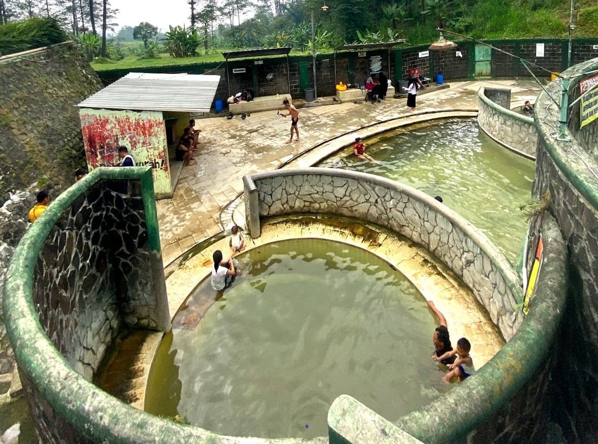 LOKASI PEMANDIAN AIR PANAS YANG MASIH BERADA DALAM SATU AREA KOLAM RENANG PADUSAN PACET MOJOKERTO (JAWA POS RADAR MOJOKERTO)