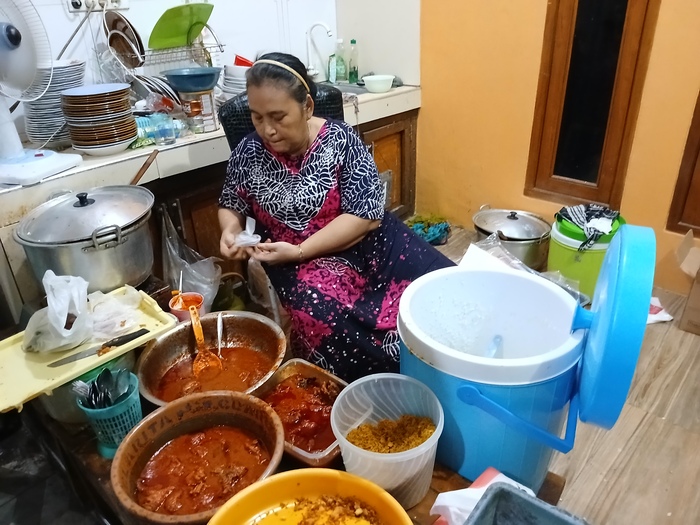USAHA DI TERAS RUMAH: Yayuk dan menu masakannya, nasi Bali dan rawon. Dia buka usaha hanya malam hari. (ANJAR DWI PRADIPTA/RDR.LMG)