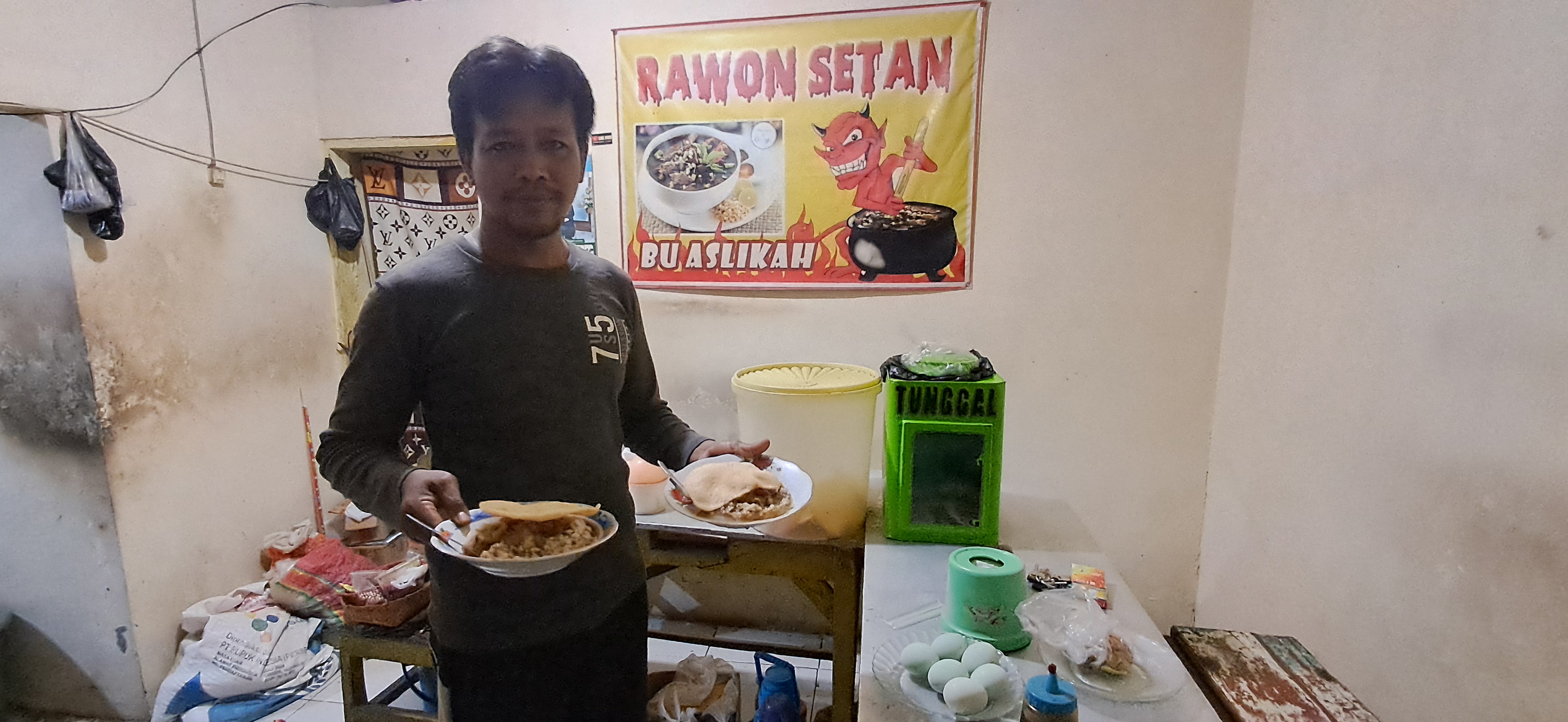 GENERASI KETIGA: Muharom meneruskan usaha rawon yang dirintis nenek dan orang tuanya. (GAMAL A/RADAR.LMG)