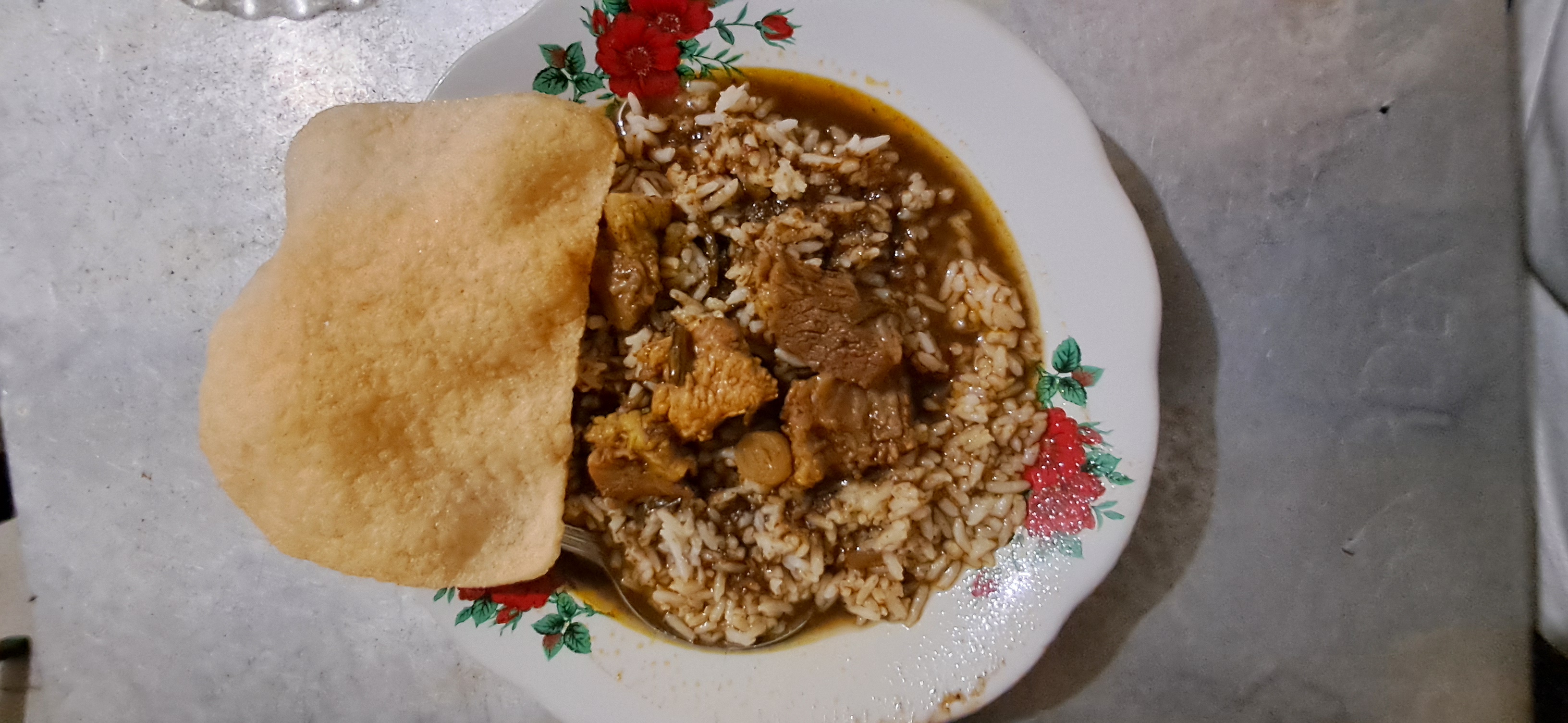 KULINER MALAM : DINAMAKAN RAWON SETAN OLEH PENGUNJUNG, KARENA KUAHNYA YANG PEDAS TANPA ADA TAMBAHAN SAMBAL DI MEJA MAKAN (GAMAL A/RADAR.LMG)