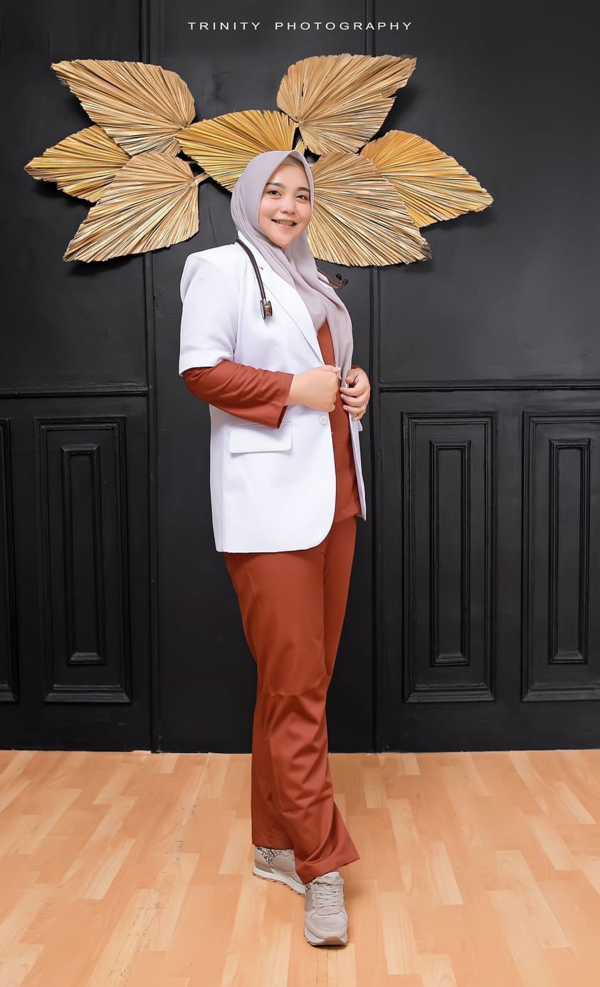 INGATKAN MINUMAN ANAK: Dokter Umum RSUD Ngimbang, dr Reni Rifanti. (ISTIMEWA/RADAR.LMG)