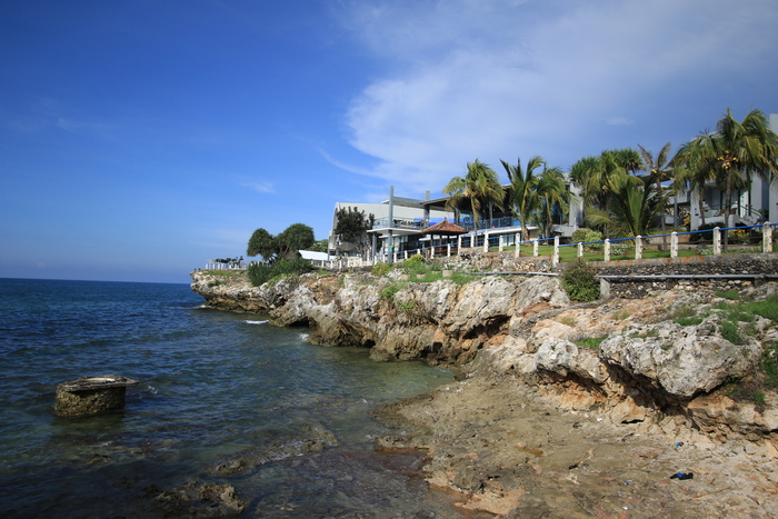 NAIK LAGI: TKBR yang mengandalkan pemandangan pinggir laut. Pengunjung TKBR selama lebaran naik dibandingkan saat Ramadan. (ANJAR DWI P/RADAR.LMG).