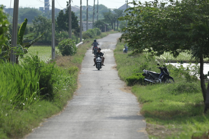 TERUS DILANJUTKAN: Salah satu jalan lingkungan yang sudah diperbaiki. (ANJAR DWI P/RADAR.LMG)