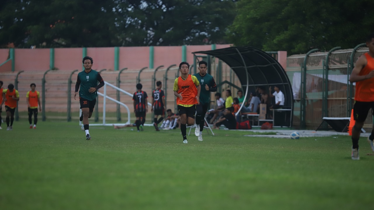 LARI : PEMAIN PERSIBO KETIKA BERLATIH UNTUK PERSIAPAN LANJUTAN BABAK 80 BESAR LIGA 3 NASIONAL (YUAN EDO/RADAR.BJN)