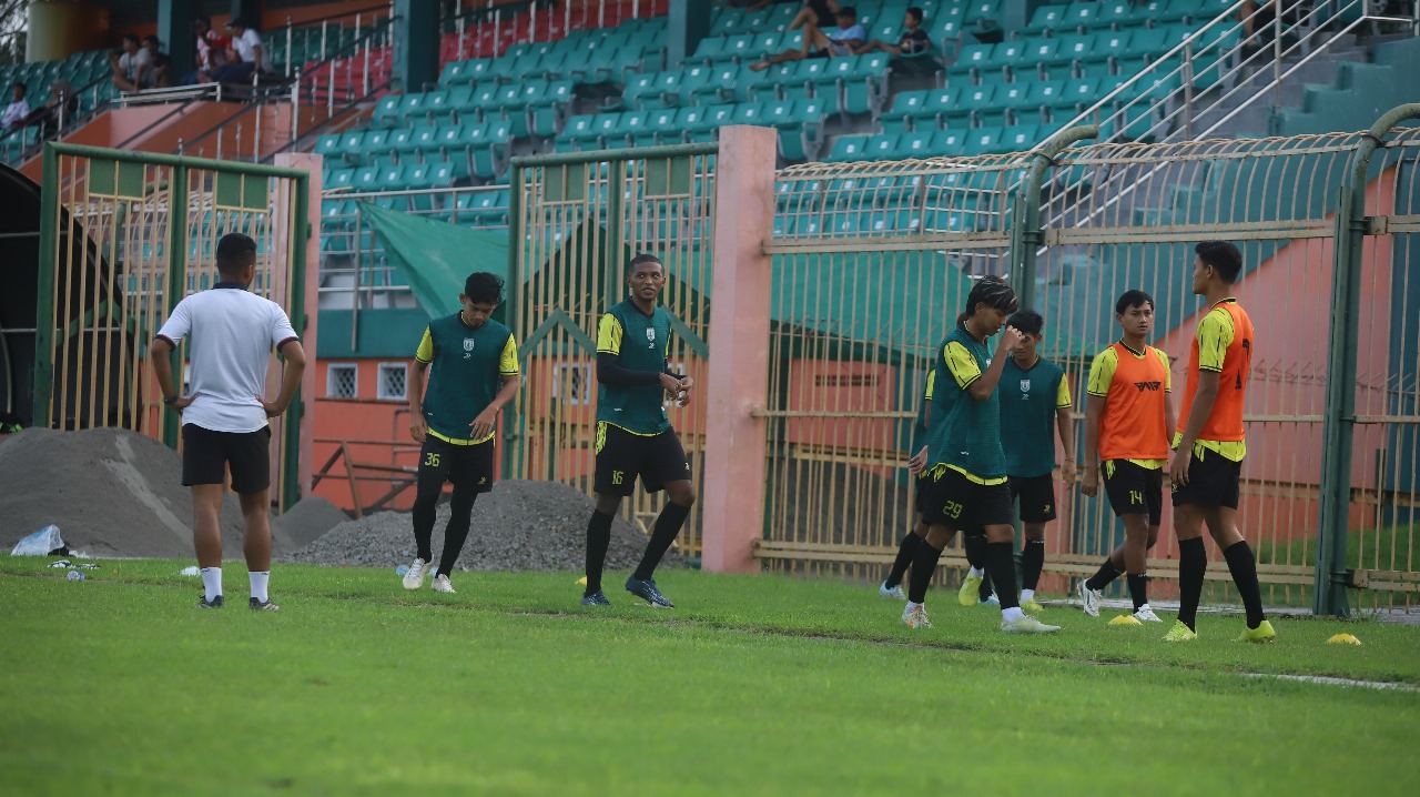 PARA PEMAIN PERSIBO BERLATIH KERAS UNTUK BISA MERAIH HASIL TERBAIK DI LANJUTAN BABAK 80 BESAR LIGA 3 NASIONAL (YUAN EDO/RADAR.BJN)