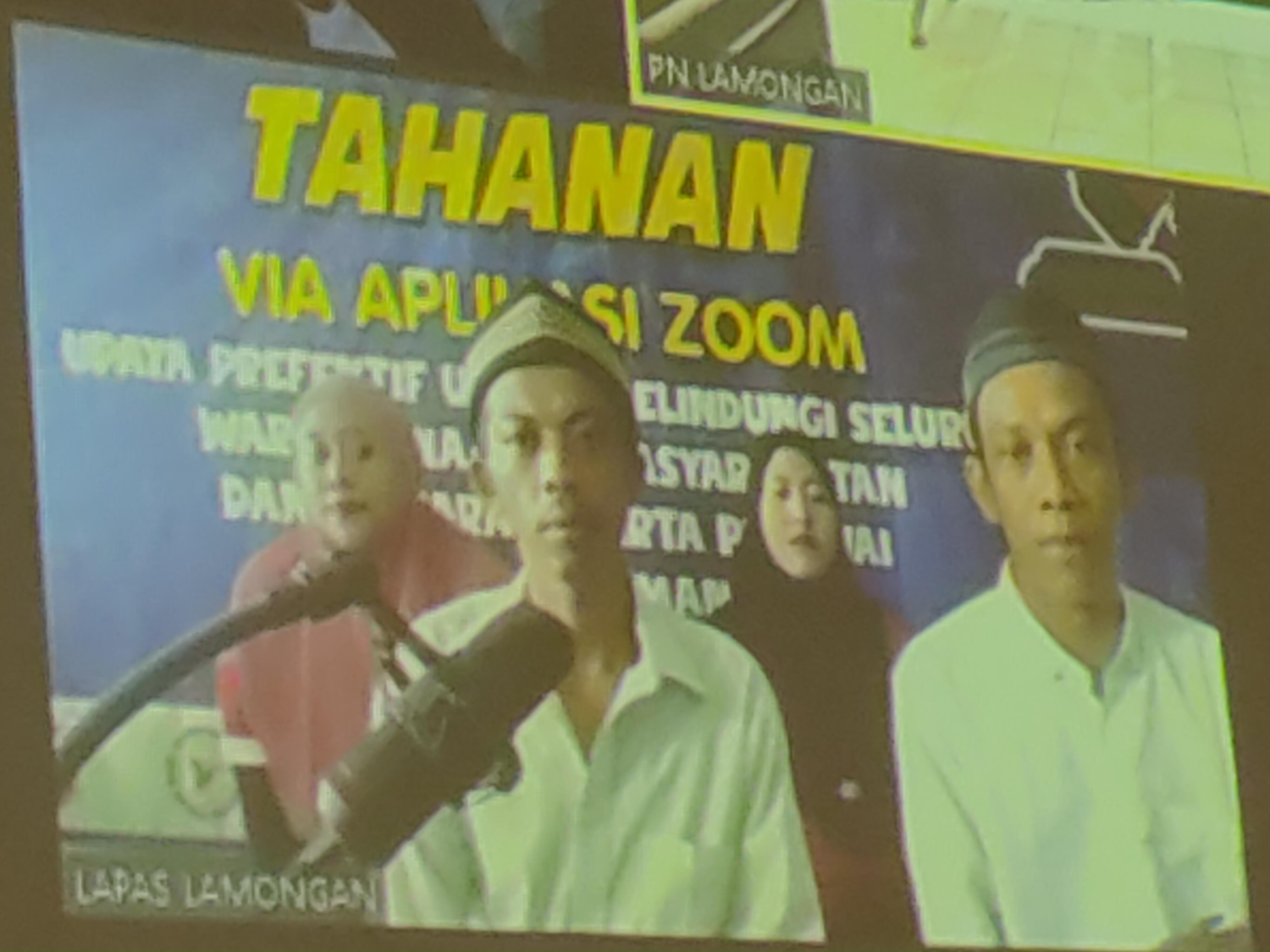 SALING BERSAKSI: Dua pemakai dan dua pengedar sabu saat menjalani sidang online di PN Lamongan. (Ist. / Rdrlmg)