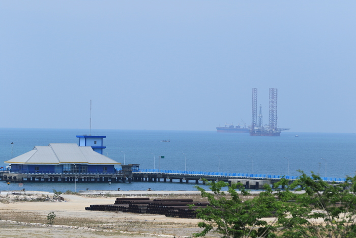 RAMAI SAAT ARUS MUDIK DAN BALIK: Pelabuhan Paciran menyediakan KMP Drajat untuk jalur Kalteng dan Sulsel. (ANJAR DWI PRADIPTA/RADAR.LMG).