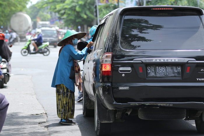 MASIH ADA: Pengemis yang mendekati mobil di salah satu traffic light di Lamongan. (ANJAR DWI PRADIPTA/RADAR.LMG )