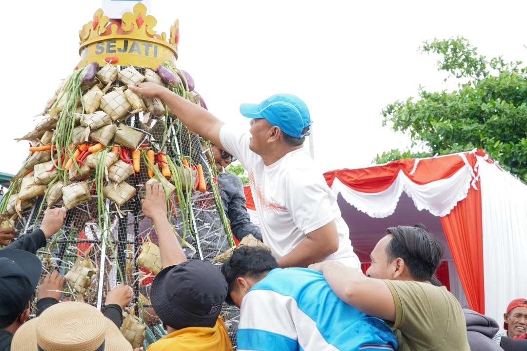 GUNUNGAN KETUPAT: Warga tampak antusias mengikuti Festival Kupatan Tanjung Kodok 2024. (Ist. / Rdrlmg)