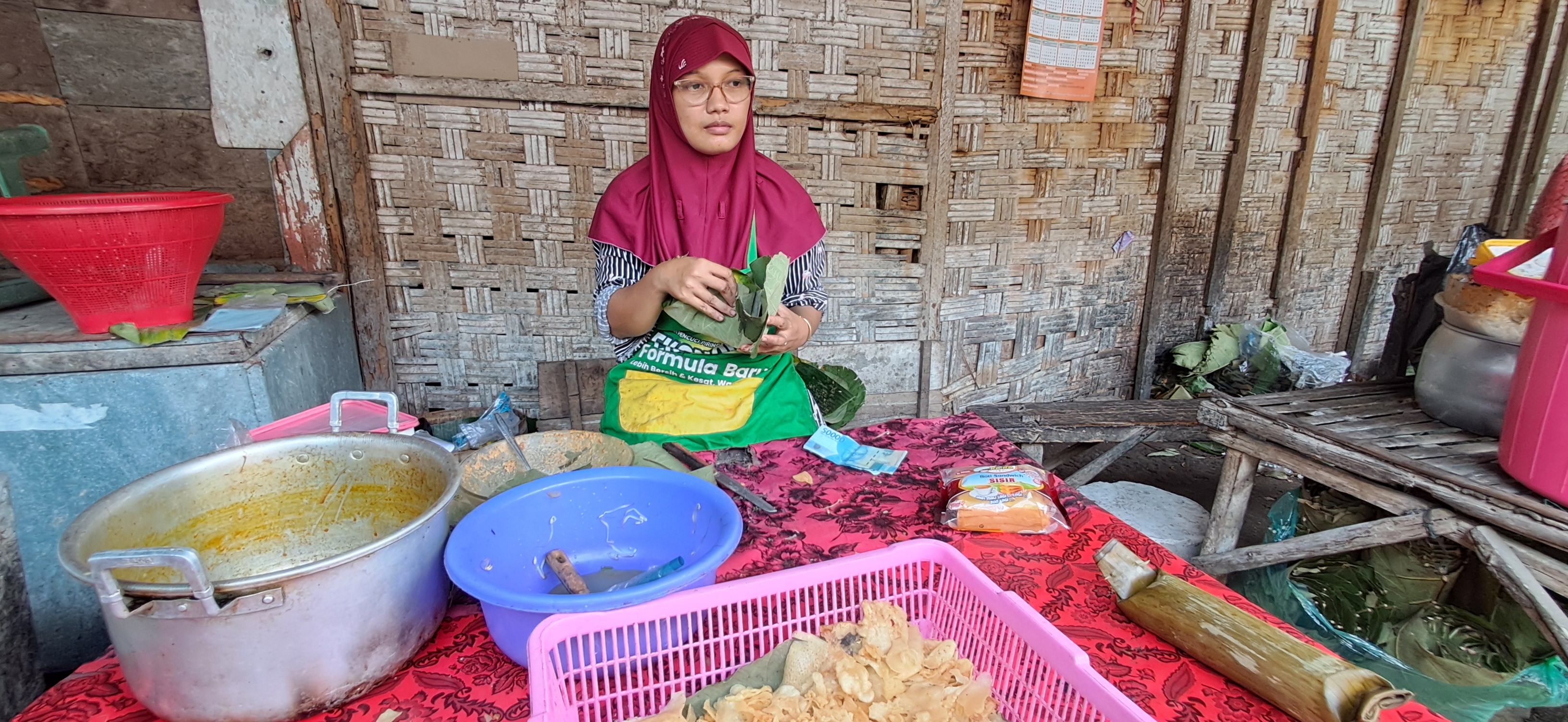 JANGAN KESIANGAN: Ani Wasiah di tempat berjualan lontong pecel sayur lodeh di Pasar Kedungpring. Satu porsi harganya hanya Rp 6 ribu. (GAMAL A/RADAR.LMG)