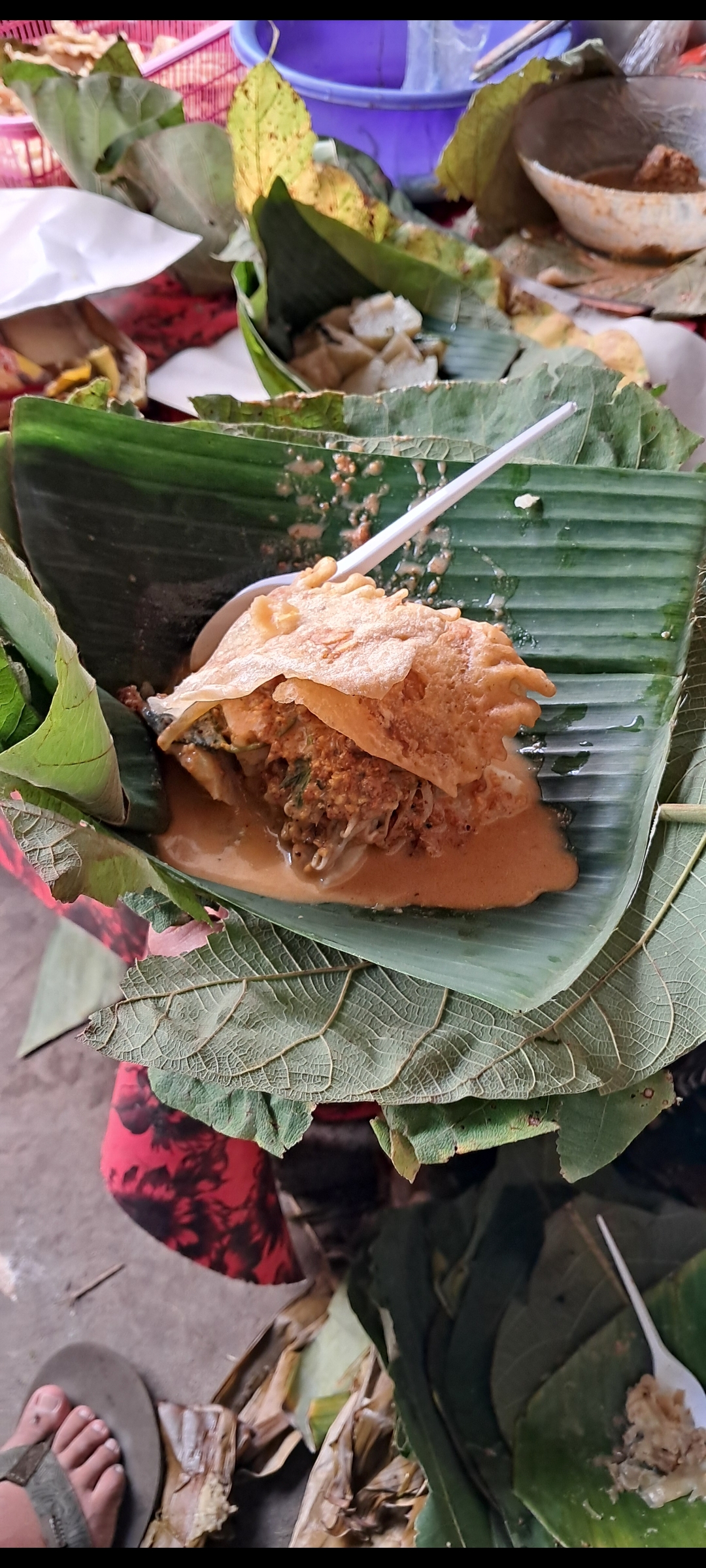 Lontong pecel di Pasar Kedungpring seporsi dengan harga 6 rb (GAMAL A/RADAR.LMG)