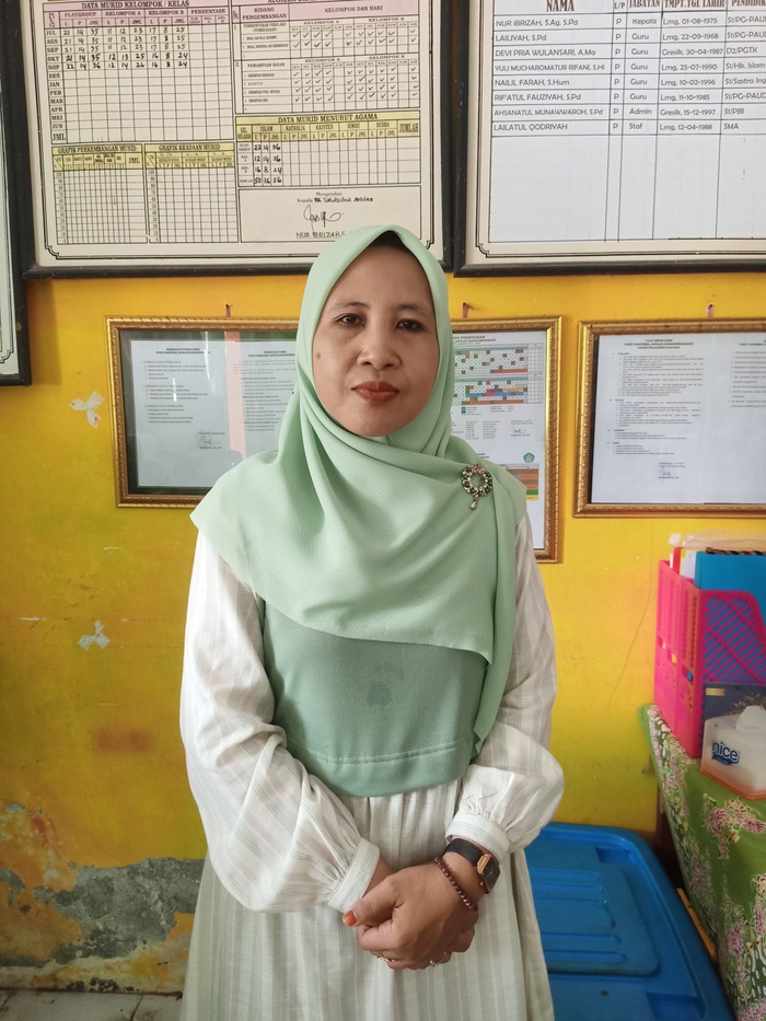 SUKA BACA NOVEL: Nur Ibrizah, S Ag. S.Pd, Ketua IGRA Wilker Karangbinangun - Glagah. (ISTIMEWA/RADAR.LMG)